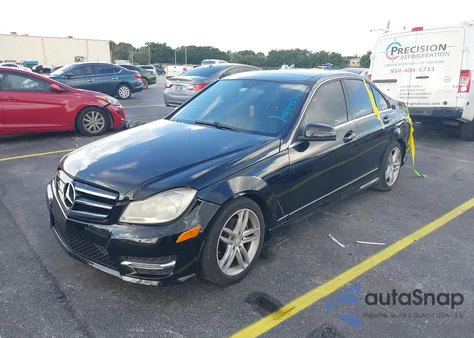 2014 Mercedes-Benz C 250 Luxury/Sport z USA, uszkodzony, nr VIN WDDGF4HB0EA964437